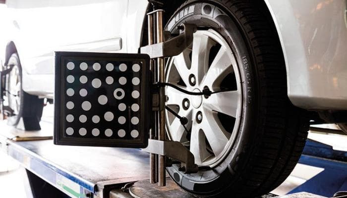 5 أسباب وراء اهتزاز السيارة اثناء القيادة منها العجلات , مشاكل المكابح , المحرك , عمود الكردان و الإطارات